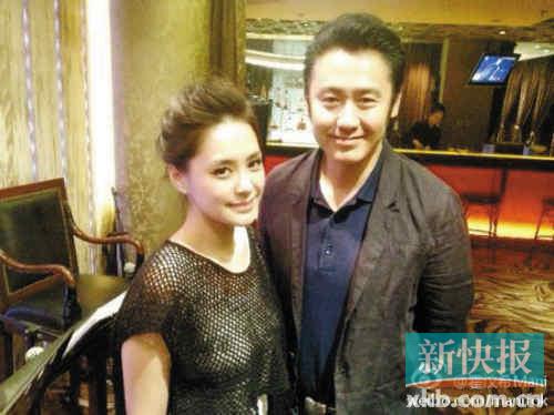 吳秀波與阿嬌合影笑容靦腆女方嬌俏可愛（圖）