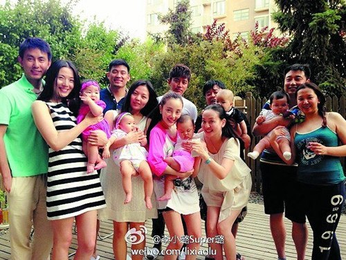 李小璐帶女兒參加?jì)雰壕蹠?huì)（圖）