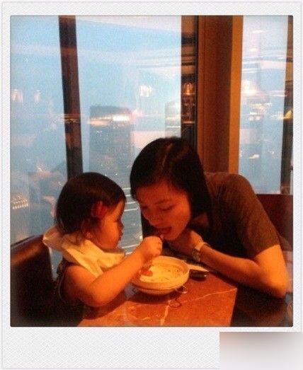林熙蕾小女兒喂媽媽吃飯母女互動溫馨有愛（圖）